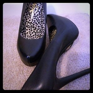 *SOLD* Jessica Simpson black shoe pumps
